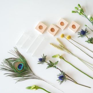 Blumenfest Briefkastenstrauß – 4 Vasen & Holzständer, 25 cm